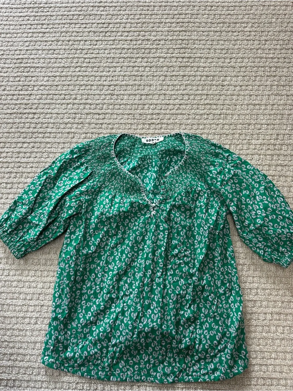 Boden Green & White Floral Print Short Sleeve Shirt Blouse Sz 2 - Picture 2 of 6